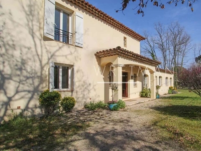 Vente maison 7 pièces 200 m² Saint-Paul-en-Forêt (83440)
