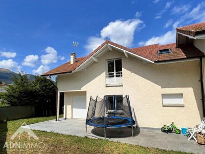 Maison de luxe de 4 chambres en vente à Saint-Genis-Pouilly, France