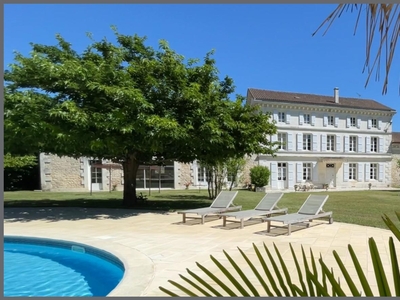 Maison à située, ANGOULEME de 620m²