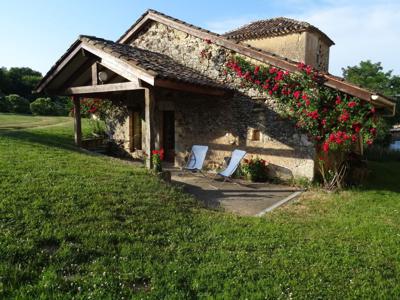 Les petites Ecuries, gîte, indépendant, parc et piscine à partager, terrasse privative, proche Bastides, Dordogne et Lot