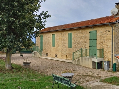 Maison 4 pièces de 103 m² à Saint-Christophe-des-Bardes (33330)