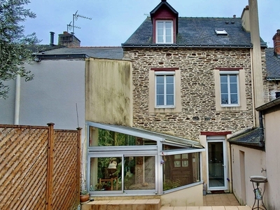 Maison traditionnelle 7 pièces de 140 m² à Josselin (56120)
