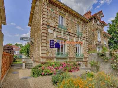 Maison de luxe de 8 pièces en vente à Houilles, France