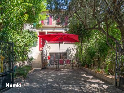 Maison F4 de 91m² en R+2 avec cour et caves à Avignon