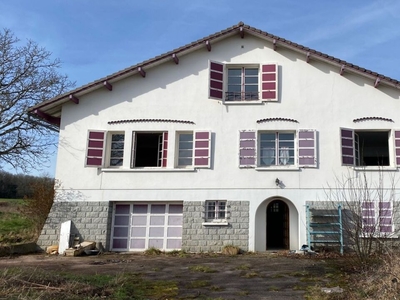 Vente maison 7 pièces 236 m² Saint-Éloy-les-Mines (63700)