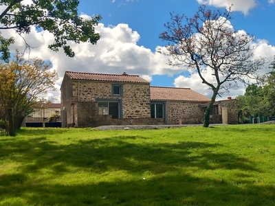 Maison 7 pièces de 220 m² à Bellevigny (85170)