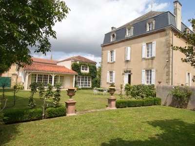 Luxueux manoir avec dépendances et jardin enchanteur à Marciac, dans le Gers.