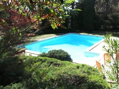 Maison avec sous-sol dans un parc arboré avec piscine, à deux pas de Masseube