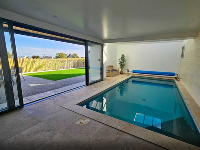 Villa récente avec piscine intérieure chauffée à 500 m de la Baie de Goulven (Finistère, Bretagne)