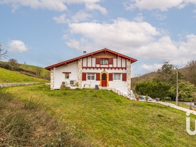 Maison traditionnelle 5 pièces de 183 m² à Arraute-Charritte (64120)