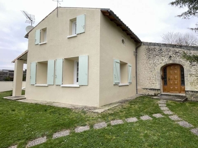 Vente maison 6 pièces 135 m² Saint-Fort-sur-Gironde (17240)