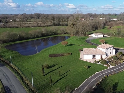 Maison traditionnelle 5 pièces de 179 m² à Saint-Aubin-le-Cloud (79450)