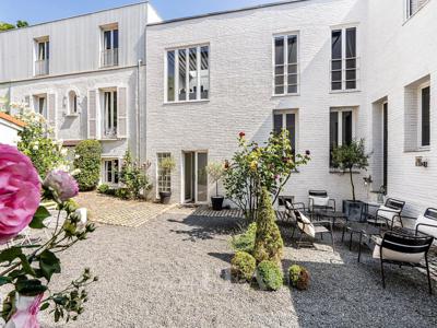 Maison de luxe de 5 chambres en vente à Suresnes, France