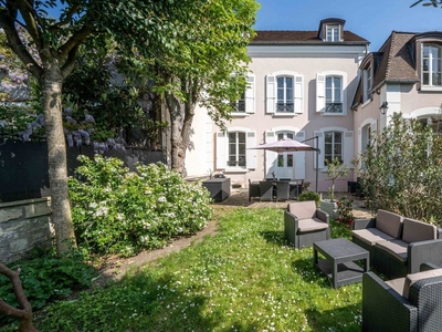 Maison 8 pièces de 213 m² à Colombes (92700)