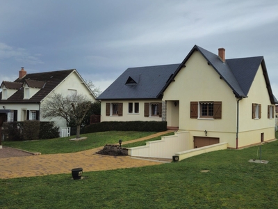 Maison traditionnelle 6 pièces de 135 m² à Dun-sur-Auron (18130)