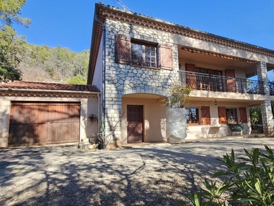Maison traditionnelle 6 pièces de 205 m² à La Motte (83920)