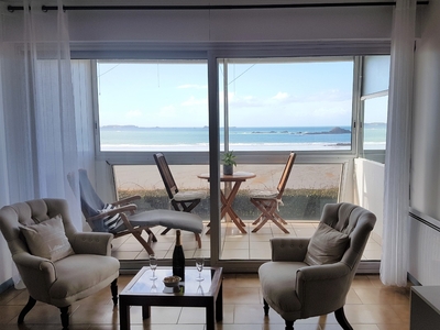 Appartement plain-pied pleine vue mer et accès direct à la plage, à Saint-Malo (Haute Bretagne, Ille et Vilaine)
