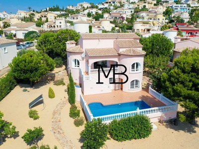 Villa dans le quartier résidentiel de Lirios avec vue sur la mer et piscine privée à la Cumbre del sol