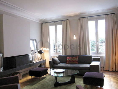 Appartement 2 chambres meublé avec cheminée, concierge et place
de parking en optionArc de Triomphe (Paris 16°)