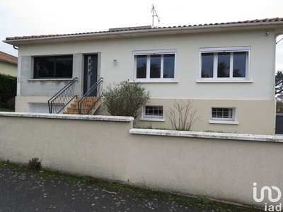 Maison 4 pièces de 85 m² à Châtillon-sur-Thouet (79200)