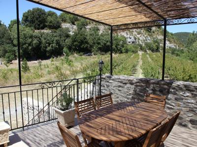 Gîte Bussas en Ardèche méridionale avec terrasse au bord de la rivière
