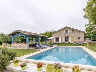 Gîte de Lespiland, ancienne grange restaurée, 5 chambres, jardin et piscine privés proche Dordogne !