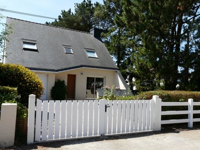 Maison tout confort avec jardin clos et arboré à moins de 100m de la plage de la Mine d'Or. Bretagne sud.
