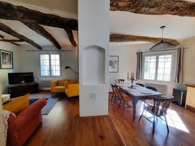 Maison de village entièrement rénovée de 110 m² habitables avec garage et vendue meublée.