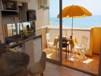 Studio meublé avec terrasse front de mer splendide vue avec climatisation réversible