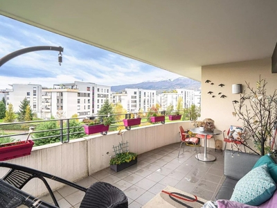 Luxury Flat for sale in Saint-Genis-Pouilly, Auvergne-Rhône-Alpes