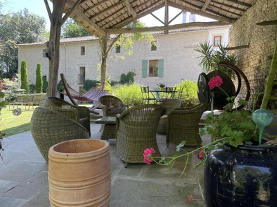 11 room luxury Farmhouse for sale in Chef-Boutonne, France
