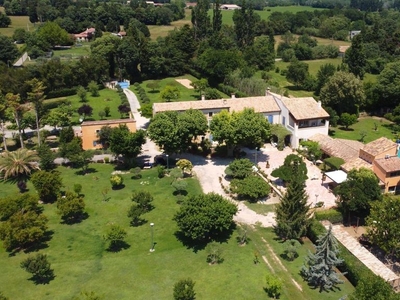 Villa de luxe de 25 pièces en vente Grans, Provence-Alpes-Côte d'Azur