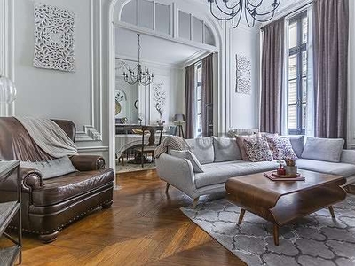 Duplex 3 chambres meublé avec conciergeArc de Triomphe – Victor Hugo (Paris 16°)