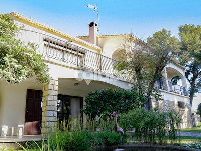 Haut de villa de 5 pièces avec terrasse, 2 garages et jardin