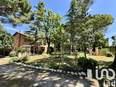 Maison traditionnelle 11 pièces de 330 m² à Avignon (84000)