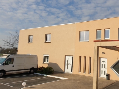 Bureaux de 100 m² à Les Essarts-le-Roi (78690)