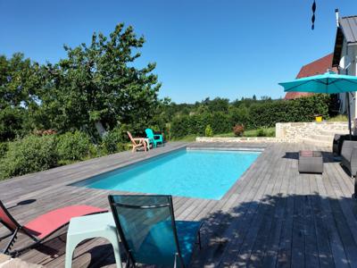 Gite avec jardin et piscine chauffée à Vitrac (Cantal-Auvergne)
