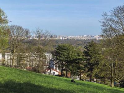 2 bedroom luxury Apartment for sale in Suresnes, France