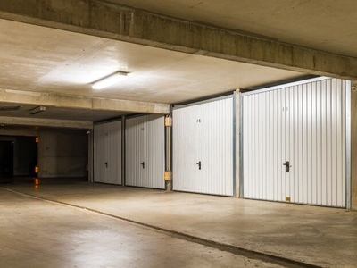 Garage fermé en sous-sol accès par ascenseur - 13005