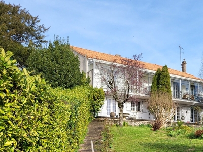 Maison 8 pièces de 276 m² à Niort (79000)