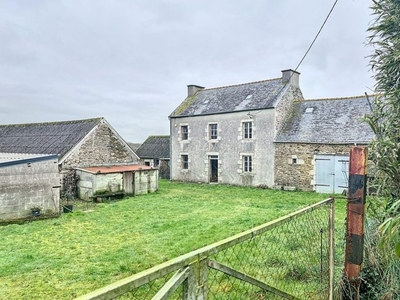 Maison en pierre en campagne
