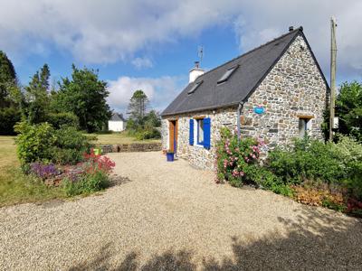 Charmante maison en pierre située entre mer et campagne dans le parc naturel régional d’Armorique (Finistère, Bretagne)