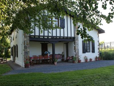 Maison à St Pée sur Nivelle (Pays basque) avec grand jardin clos