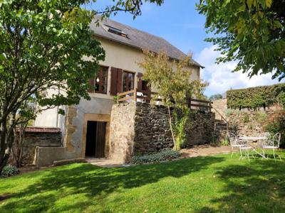 Maison pour 6 rénovée, équipée, connectée au cœur des Combrailles, dans l'Allier, proche de Montluçon en Auvergne et où le confort et la nature ne font qu’un !