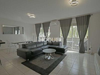 Appartement de 103 m² avec 3 chambres, balcon et deux places de parking dans le 8ème arrondissement de Lyon (69008)