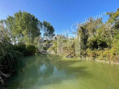 Lieu paisible situé à 10 minutes de Doué La Fontaine Terrain NON constructible, paysagé de 5600 m² avec plan d'eau d'enviro