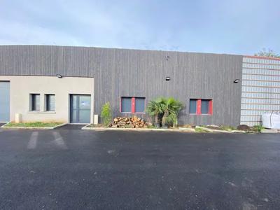 Local d'activités à louer de 200 m² rénové avec 3 emplacements de parking à Cormeilles en Vexin dans l'agglomération de Cergy-Pontoise (95)