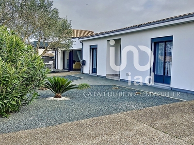 Maison 7 pièces de 225 m² à Dompierre-sur-Mer (17139)