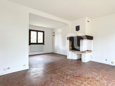 Maison traditionnelle 7 pièces de 118 m² à Ponthévrard (78730)