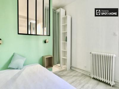 Chambres à louer dans un appartement de 11 chambres à Paris
